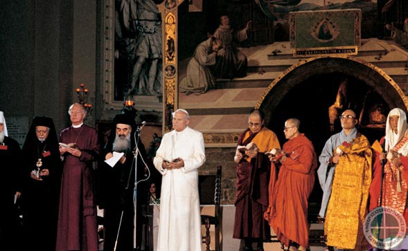 De Paus bidt in Assisi, samen met vertegenwoordigers van alle wereldreligies, voor de wereldvrede (1986)